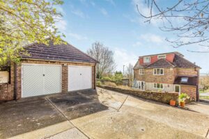 house - detached for sale down end road