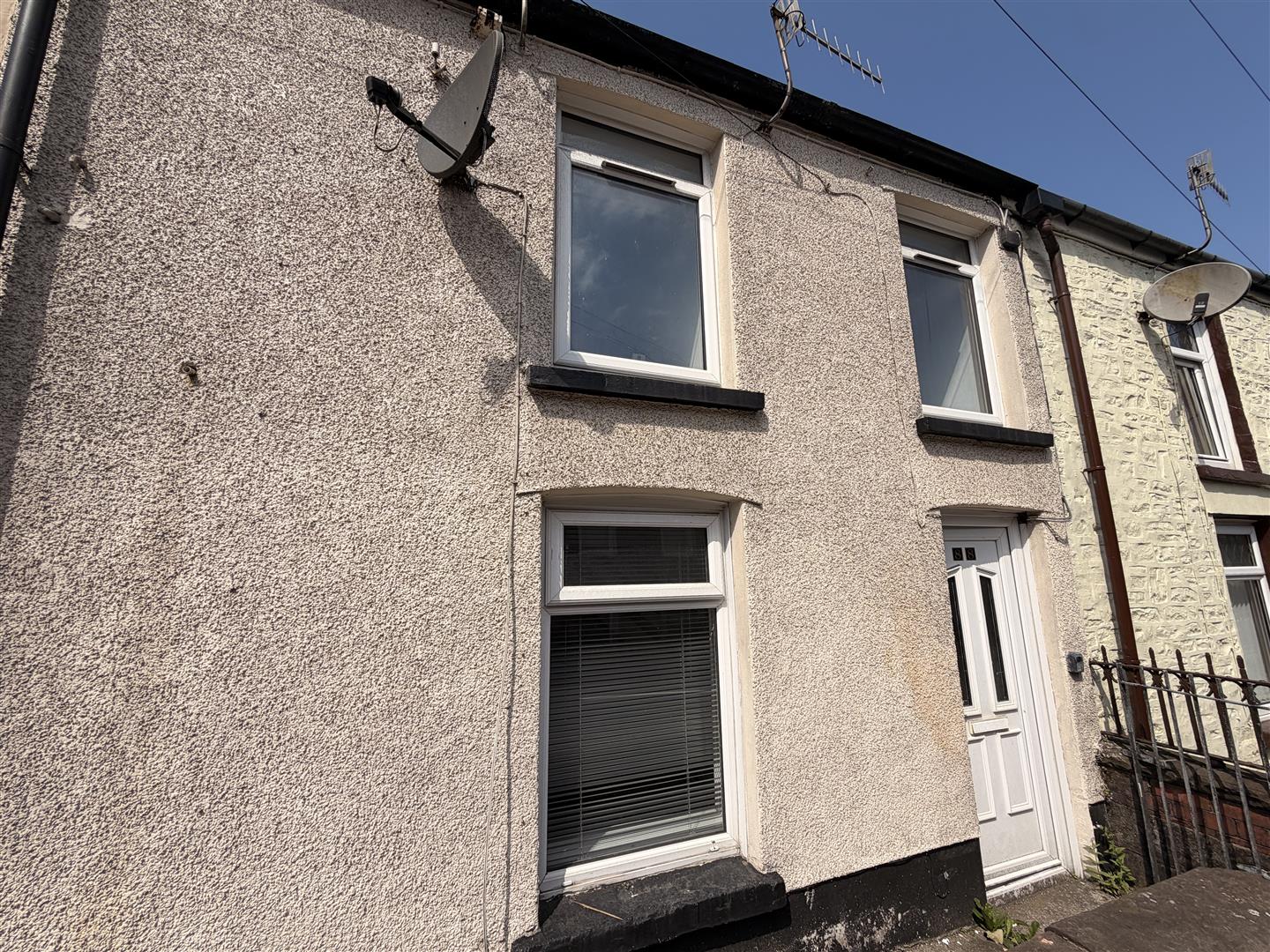house - terraced for rent penygraig road