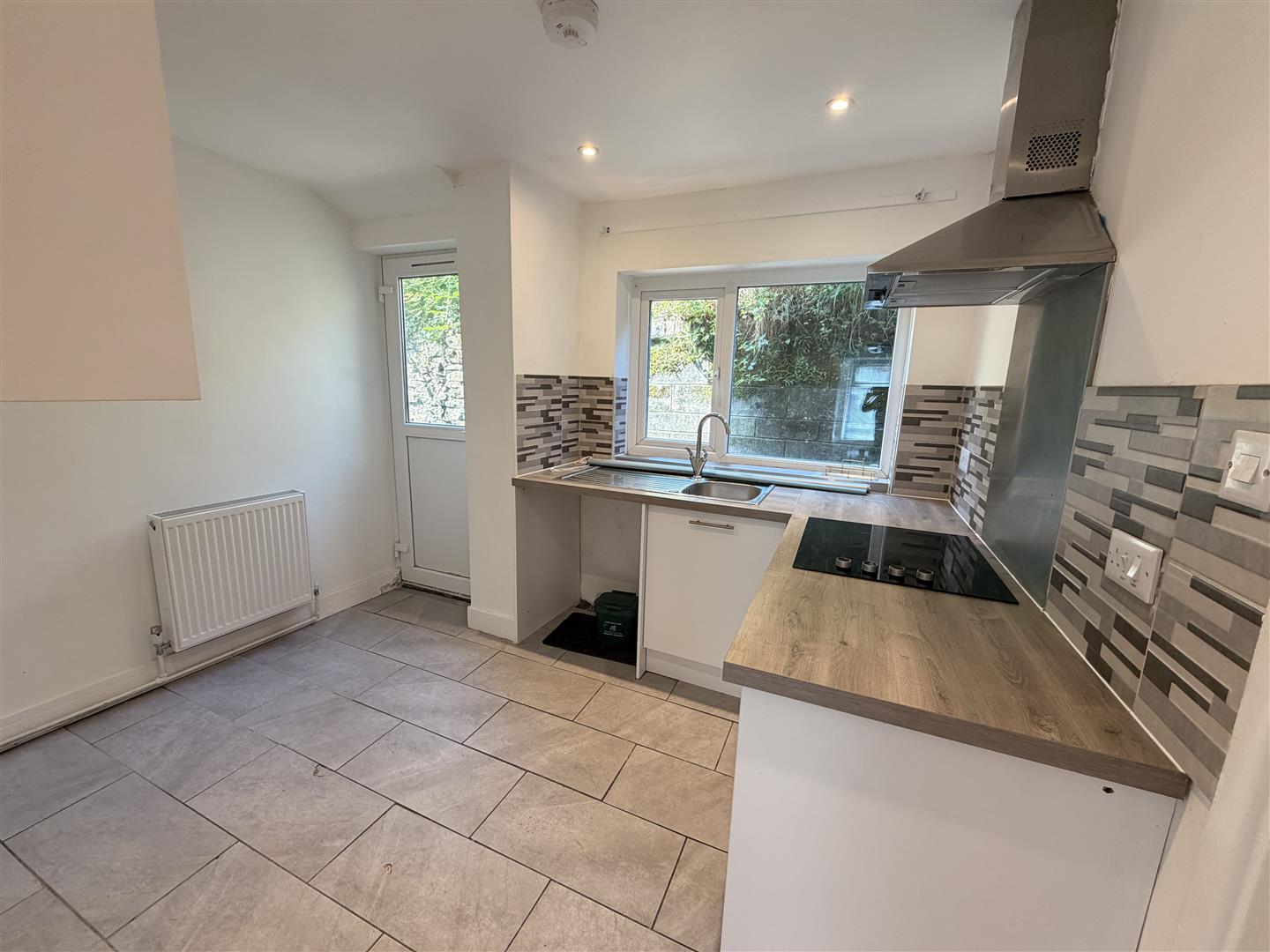 house - terraced for rent penygraig road