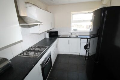 house - terraced for rent stow hill