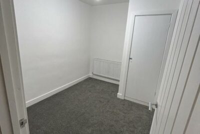house - end terrace for rent main road