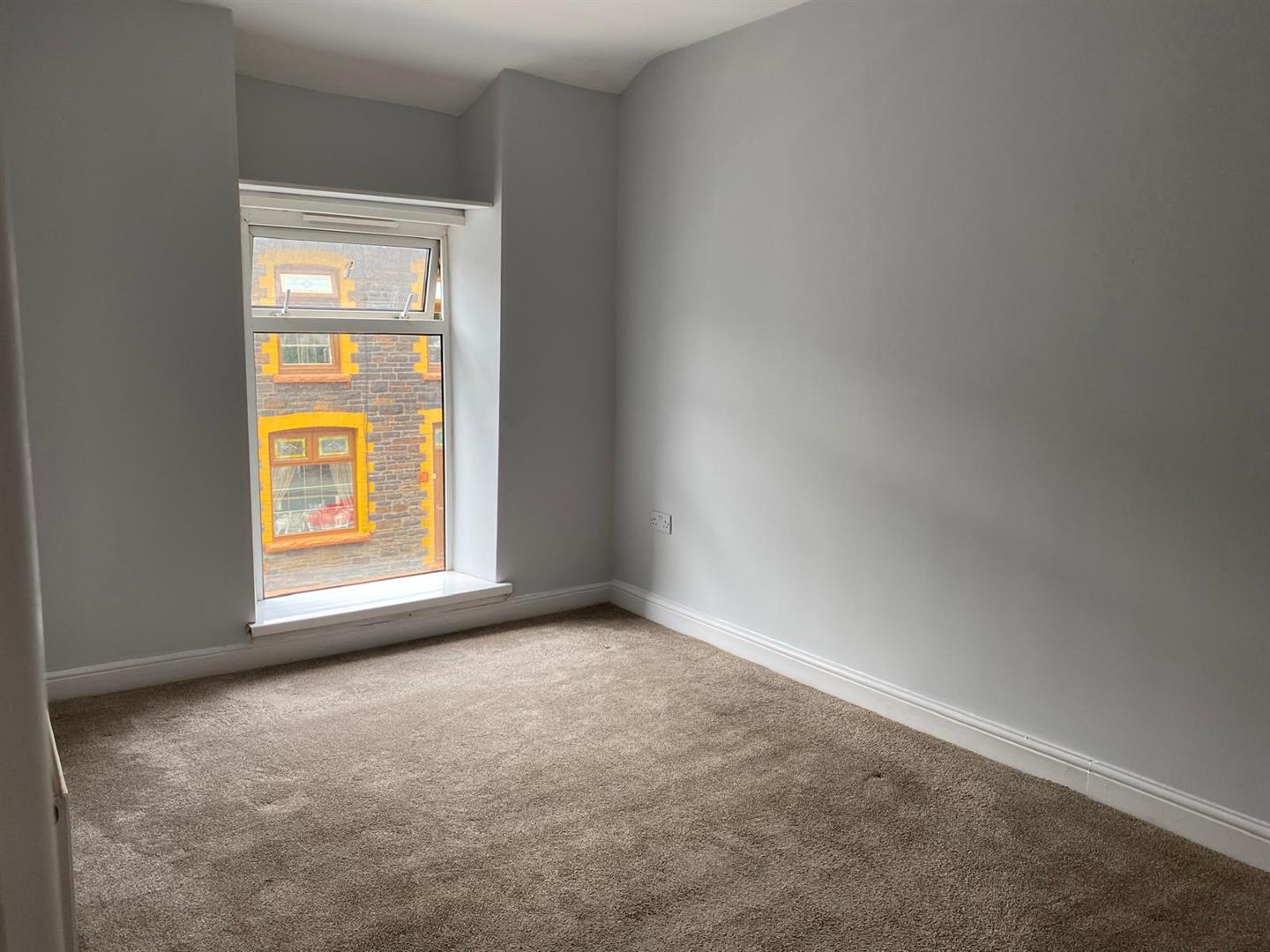house - terraced for rent north road