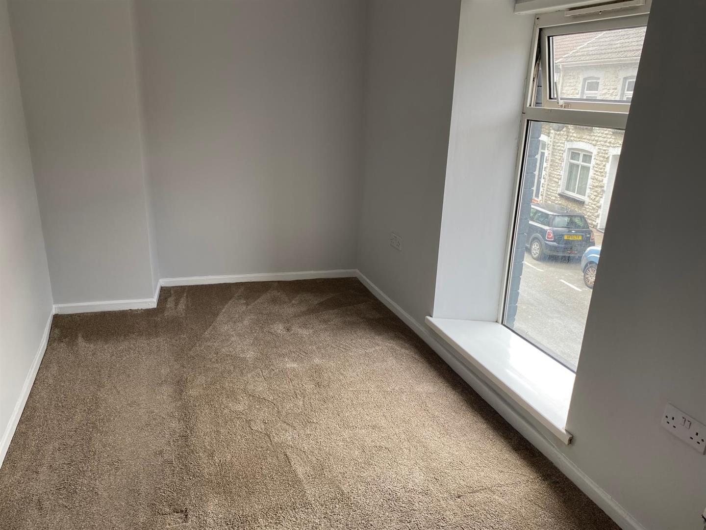 house - terraced for rent north road