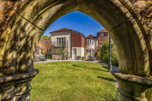 house for sale crown house