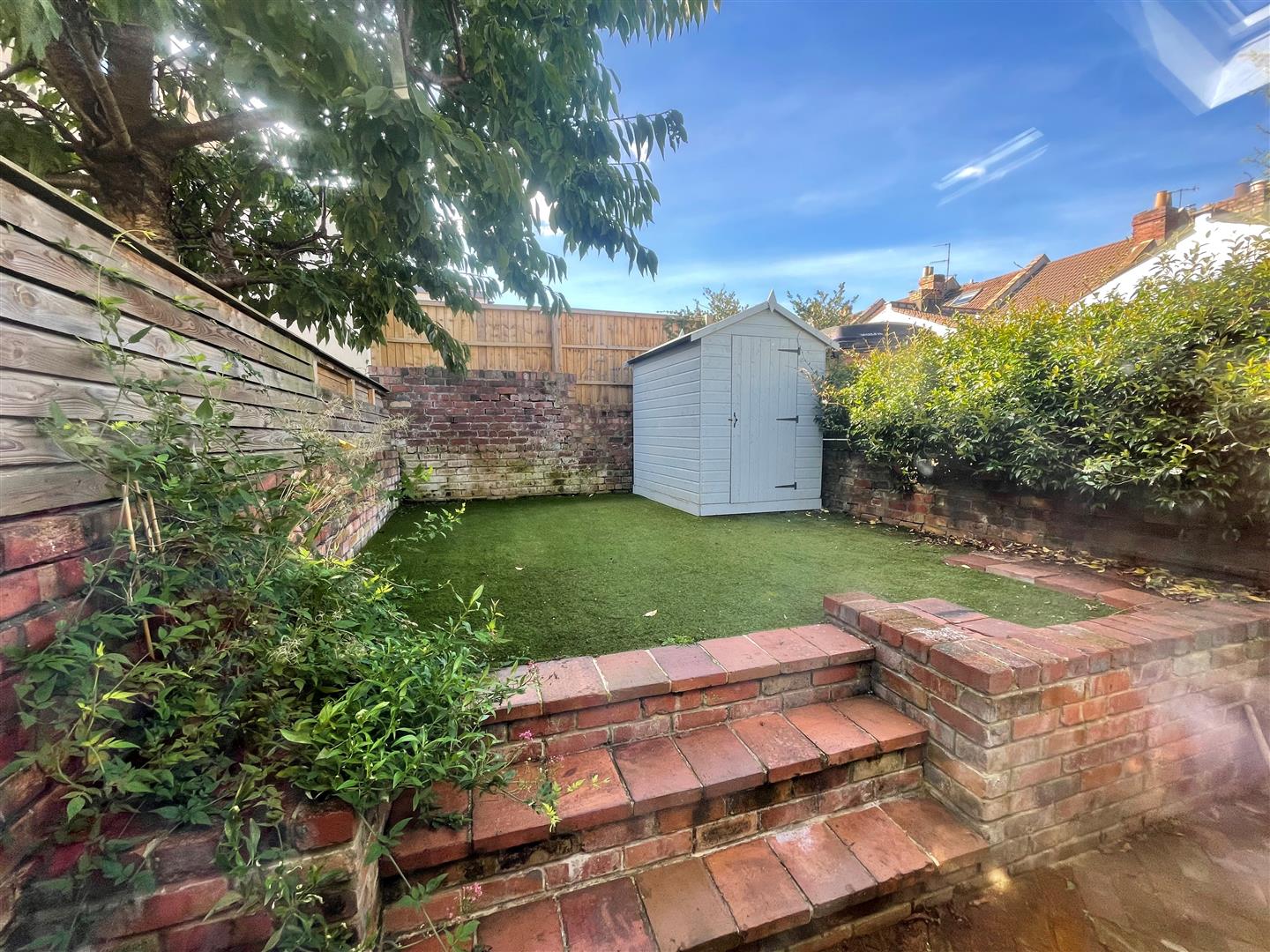 house - terraced for rent upton road