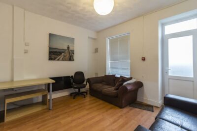 room for rent laura street