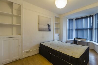 room for rent laura street