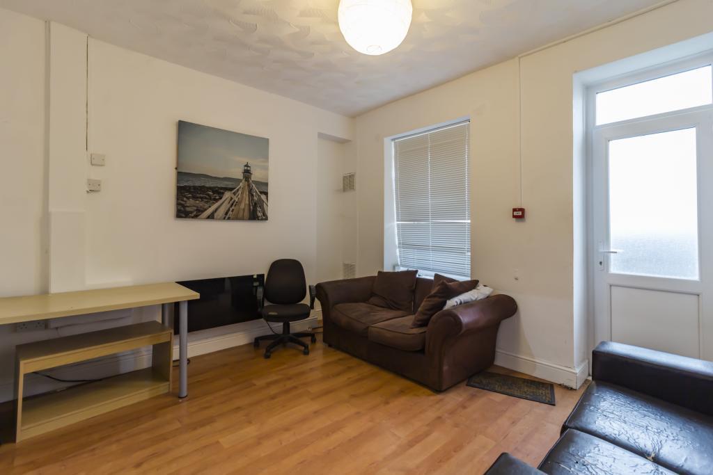 room for rent laura street