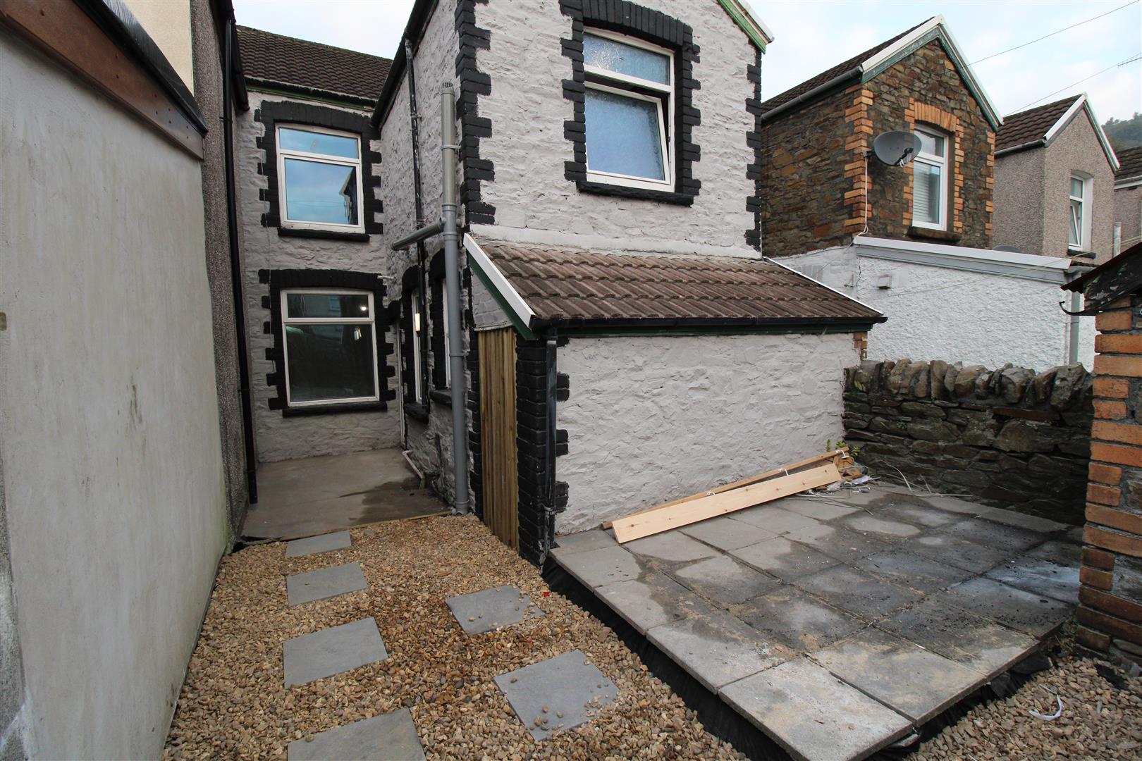 house - terraced for rent henry street