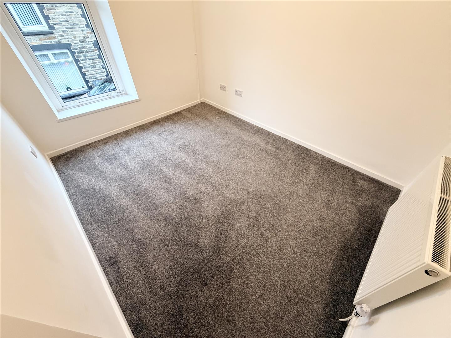 house - terraced for rent fox street