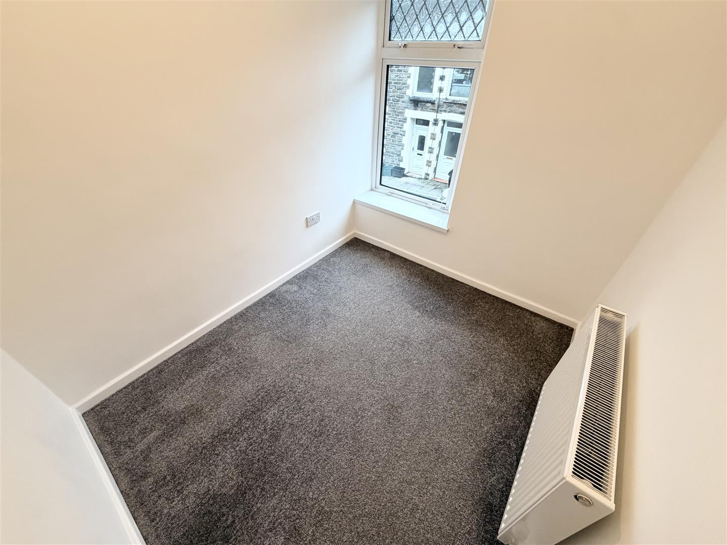 house - terraced for rent fox street