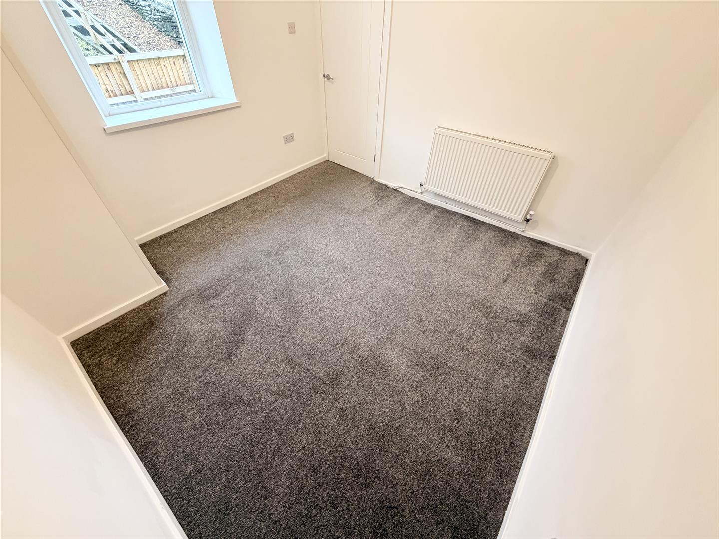 house - terraced for rent fox street