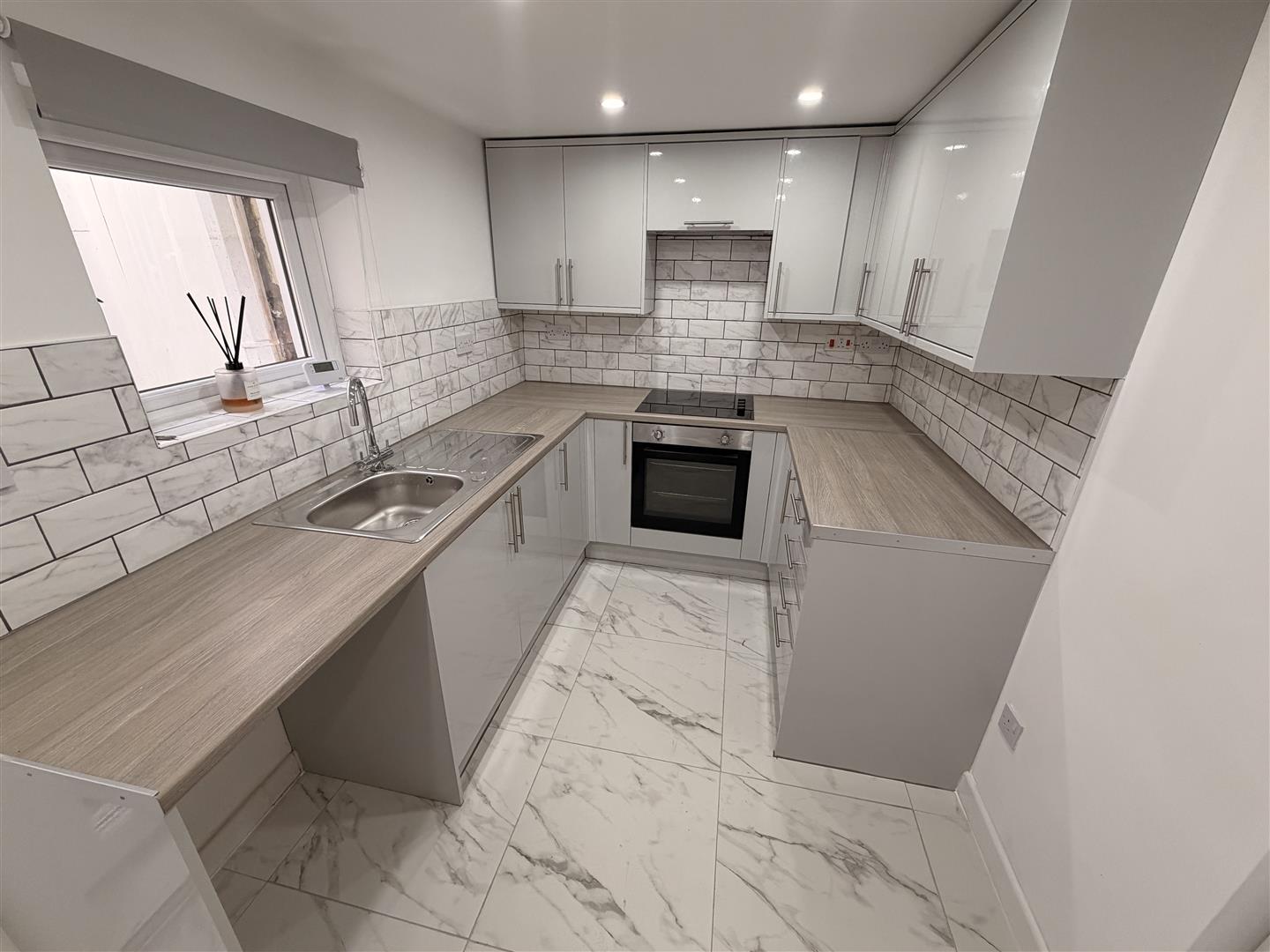 house - terraced for rent fox street