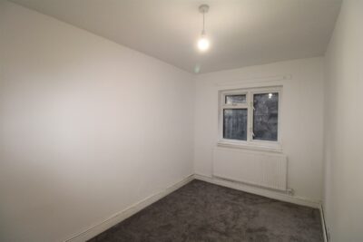 flat for rent ynyshir road