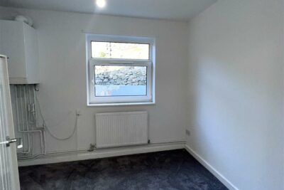 flat for rent ynyshir road