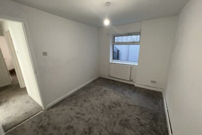 flat for rent ynyshir road