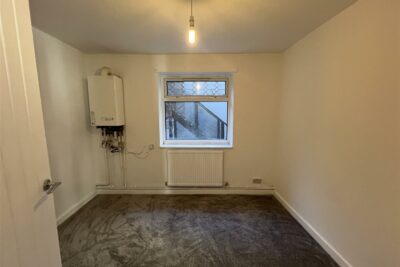 flat for rent ynyshir road