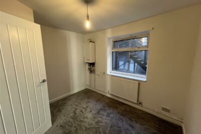 flat for rent ynyshir road