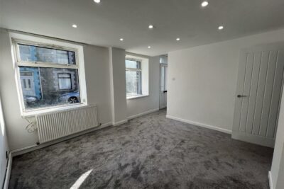 flat for rent ynyshir road