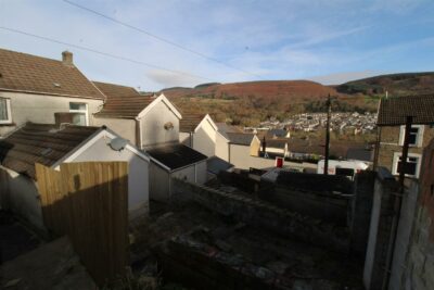 house - terraced for rent lyle street