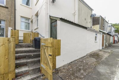 house - terraced for rent montague street