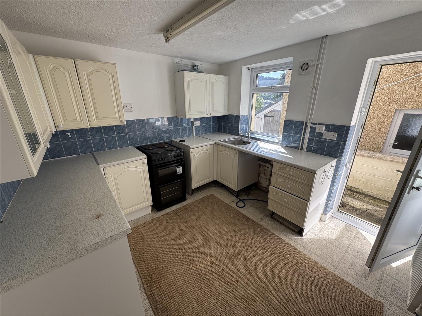 house - terraced for rent montague street