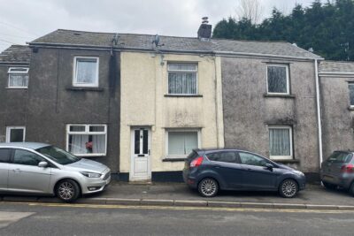 house - terraced for rent high street