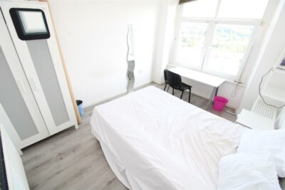 room for rent laura street
