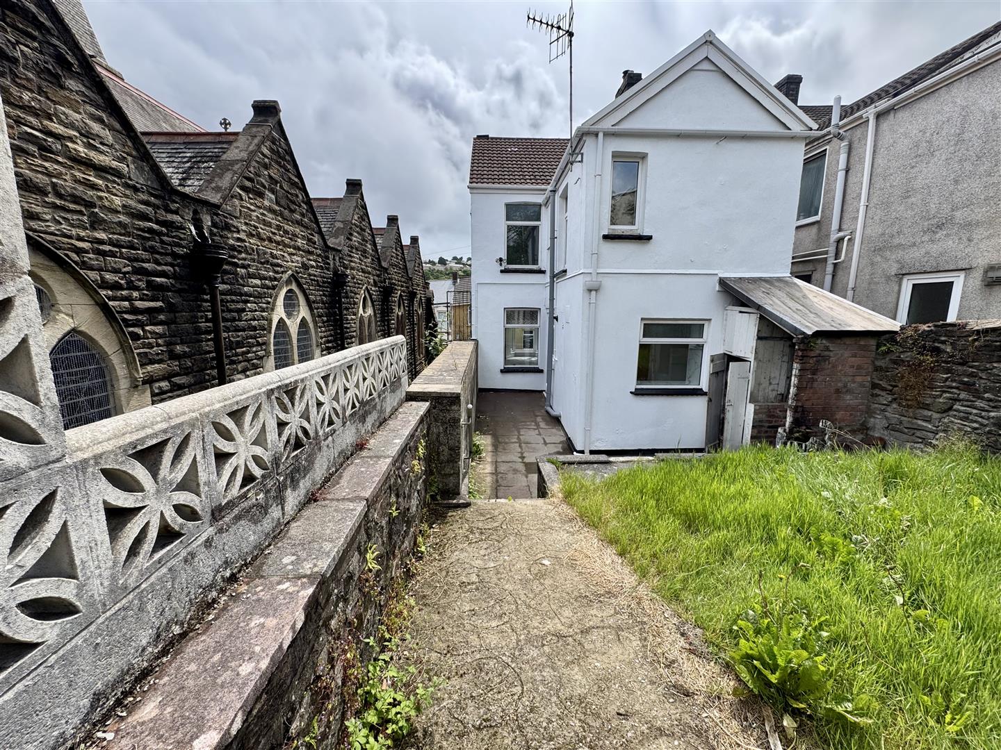 house - semi-detached for rent stepney street