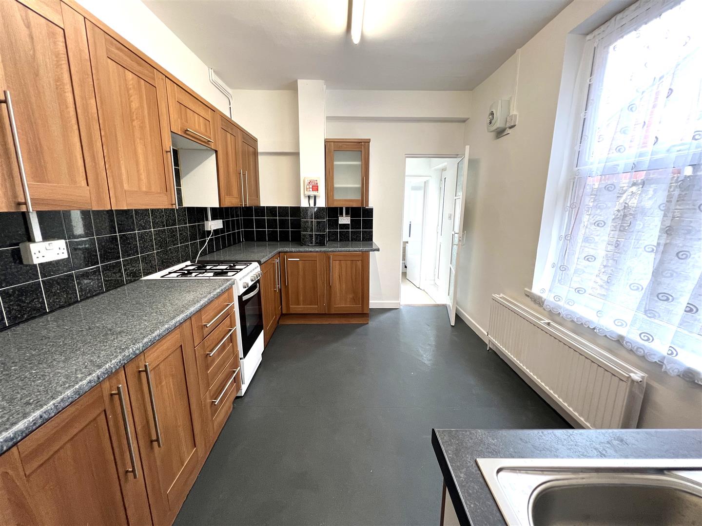 house - terraced for rent manners road