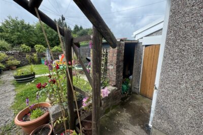 house - semi-detached for rent the avenue