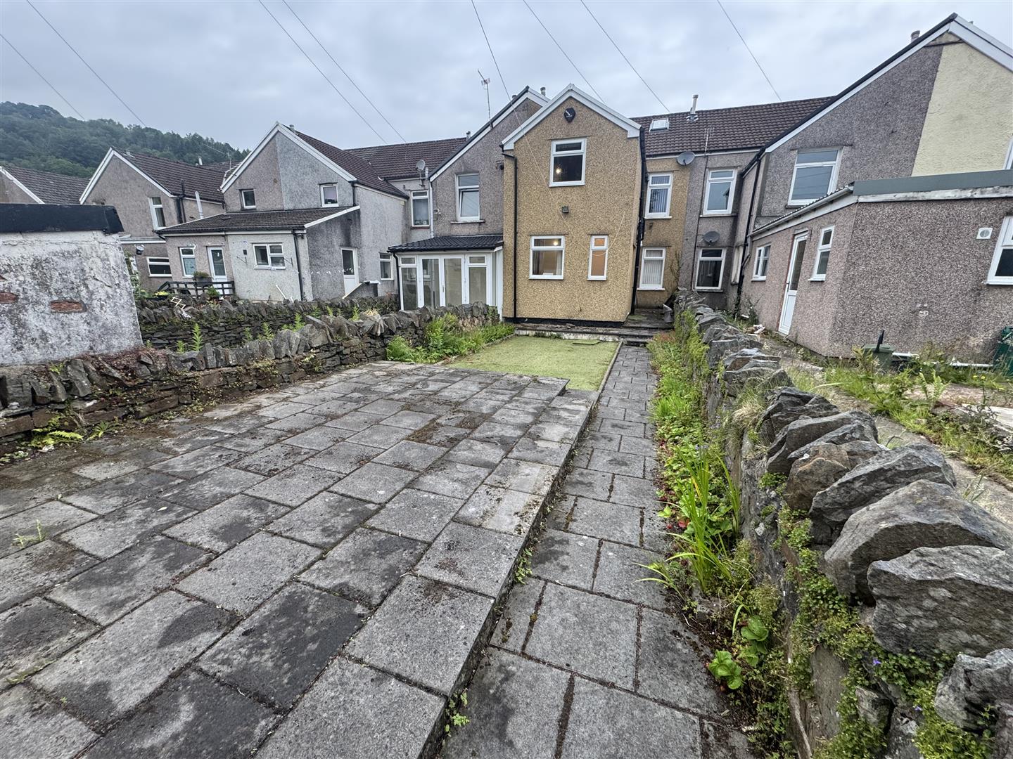 house - terraced for rent de barri street