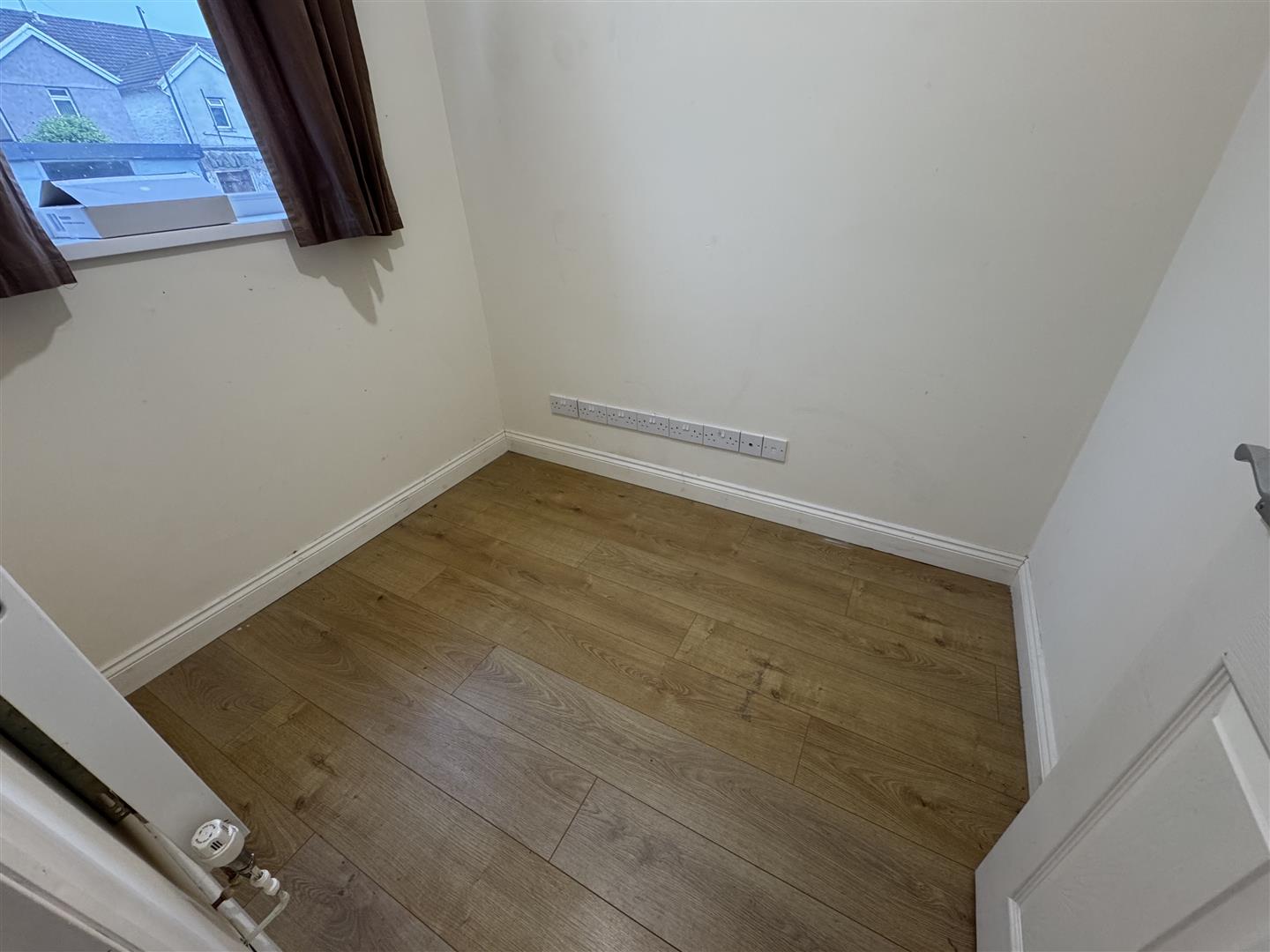 house - terraced for rent de barri street