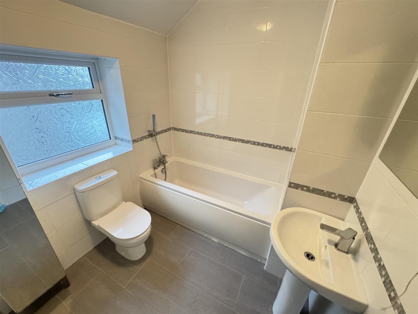 house - terraced for rent de barri street