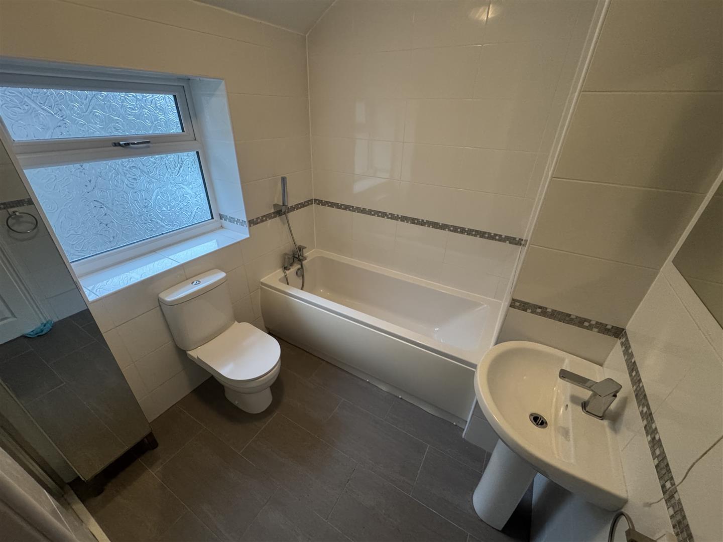 house - terraced for rent de barri street