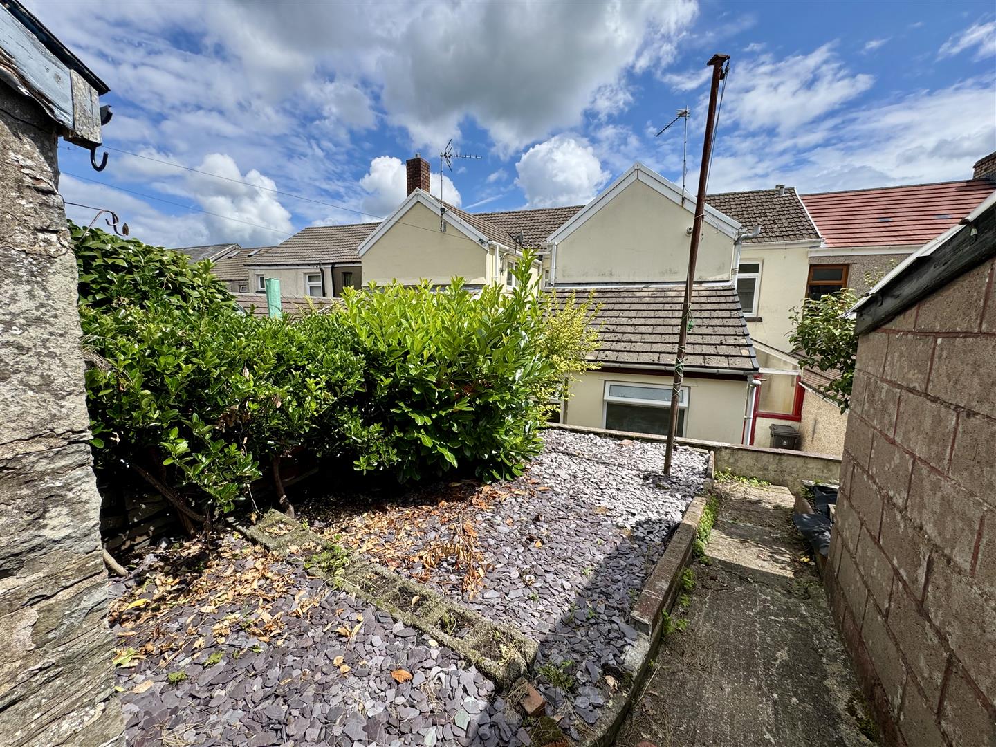 house - terraced for rent new road