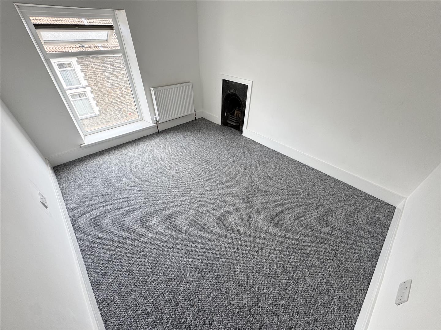 house - terraced for rent new road