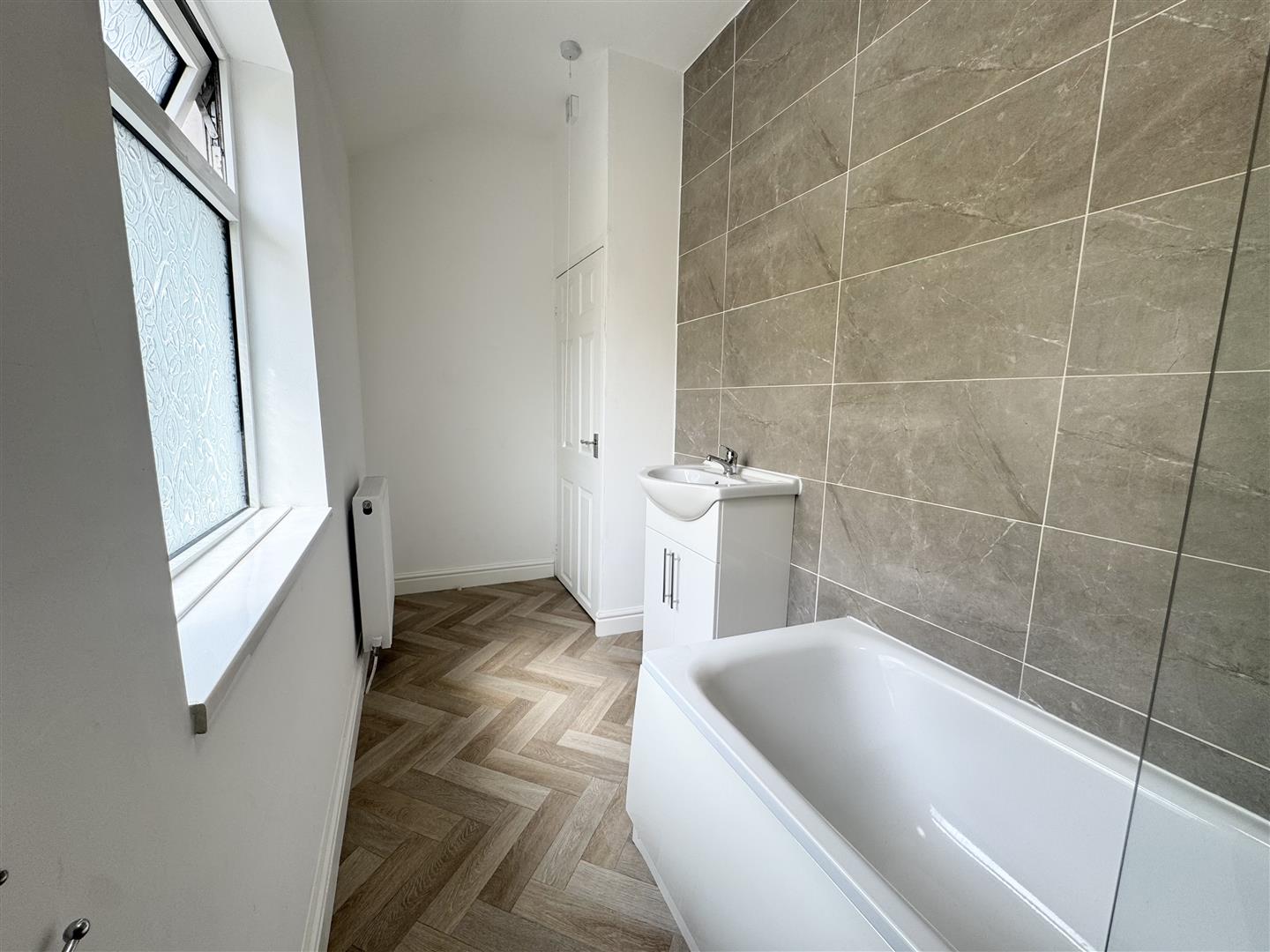 house - terraced for rent curre street