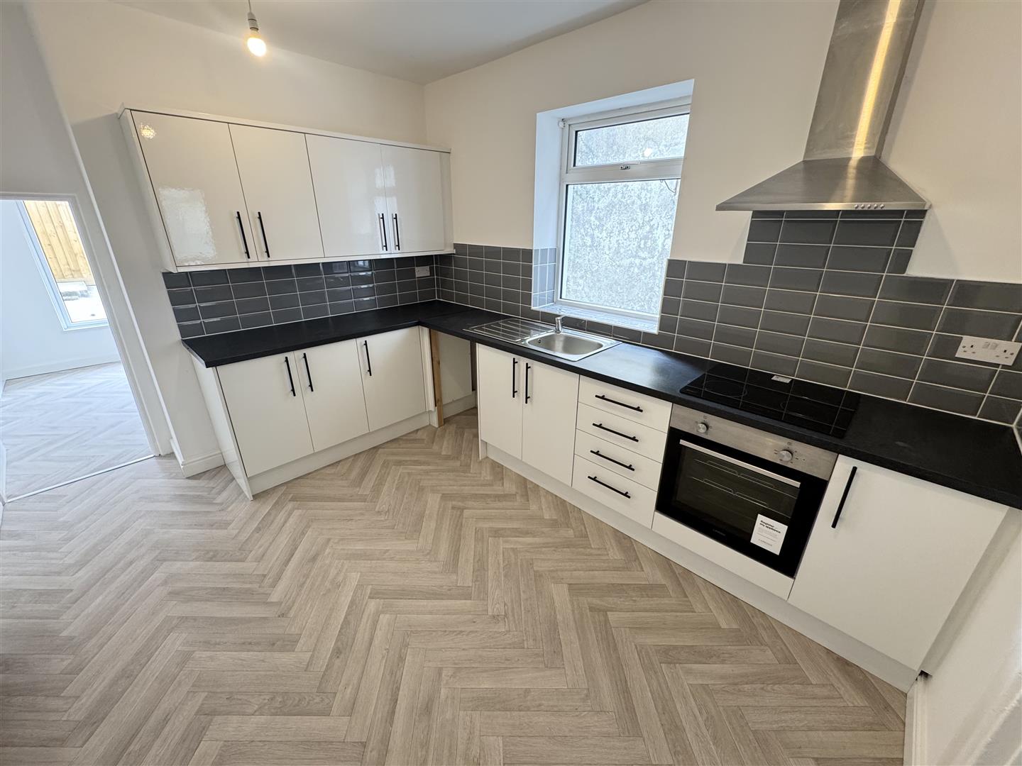 house - terraced for rent curre street