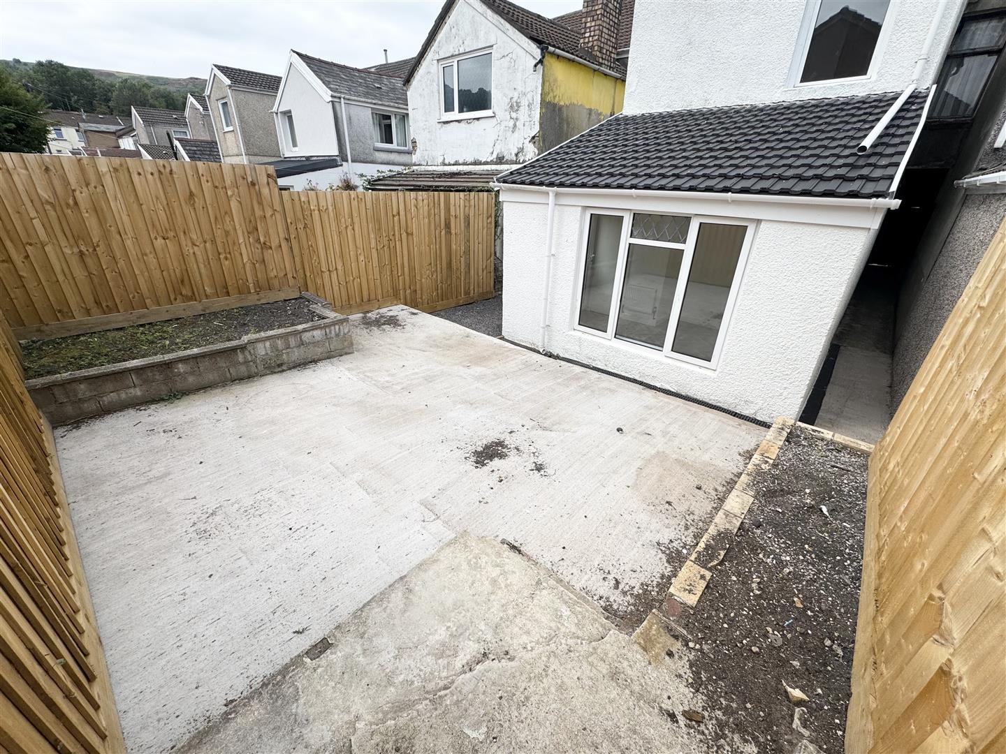 house - terraced for rent curre street
