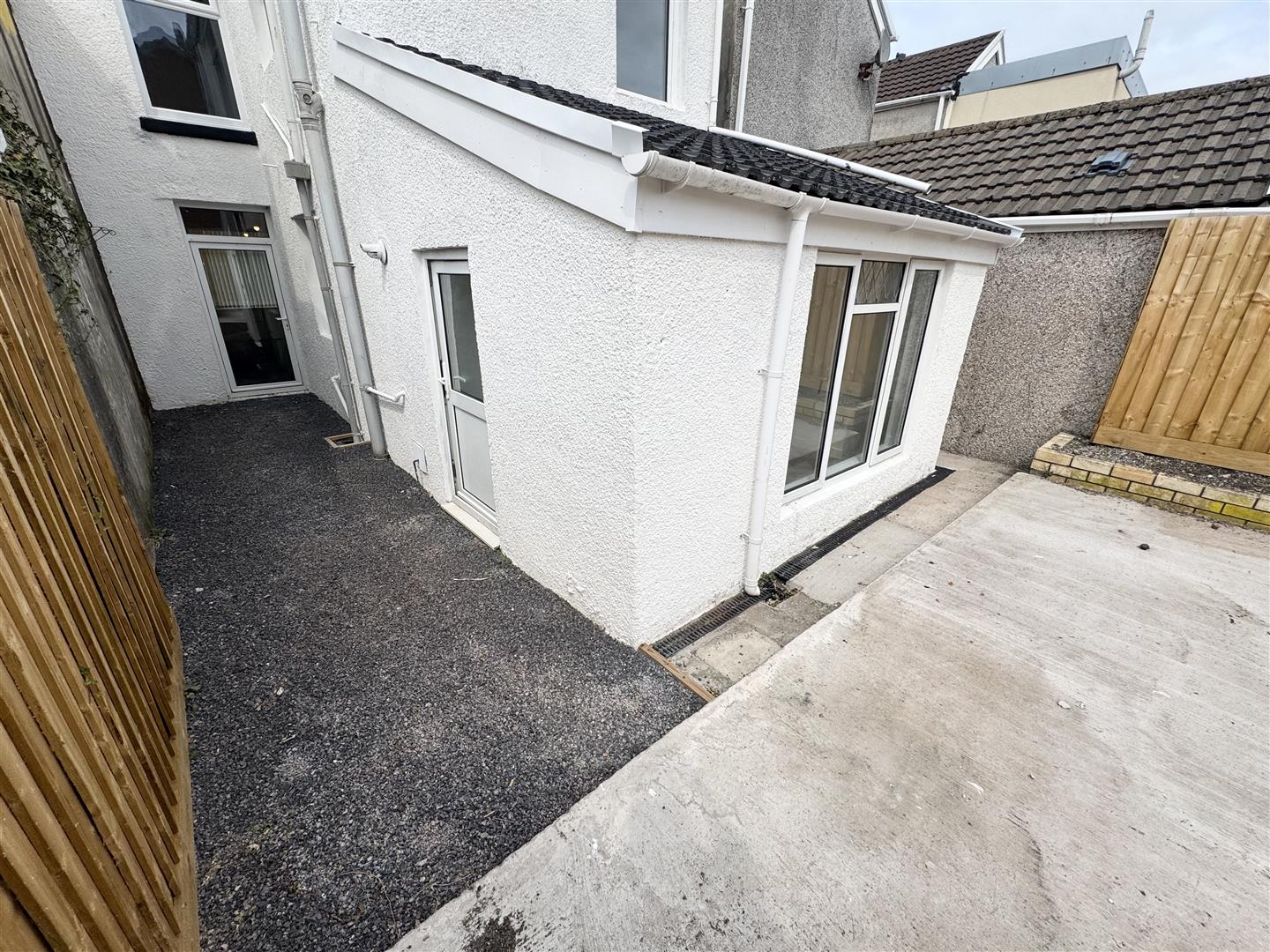 house - terraced for rent curre street