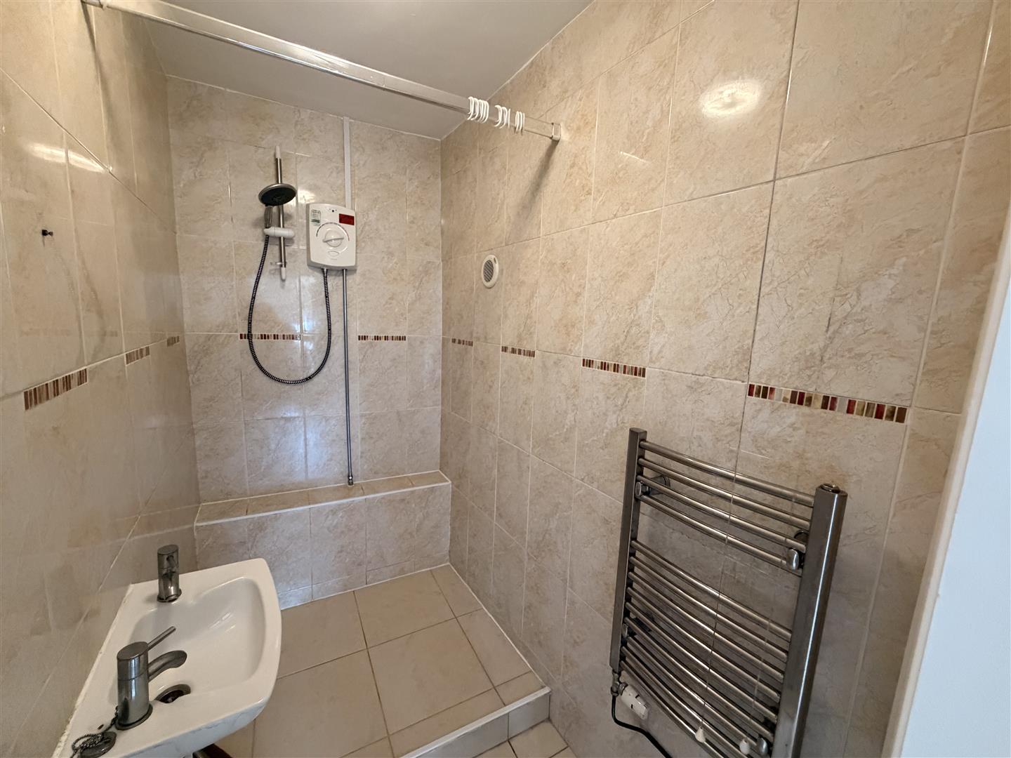 house - terraced for rent wood road