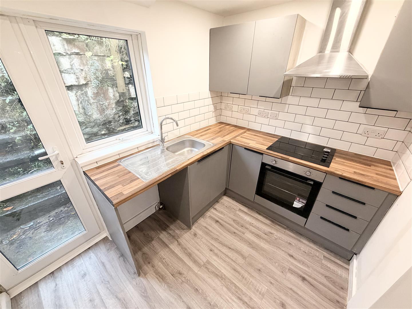 house - terraced for rent castle street