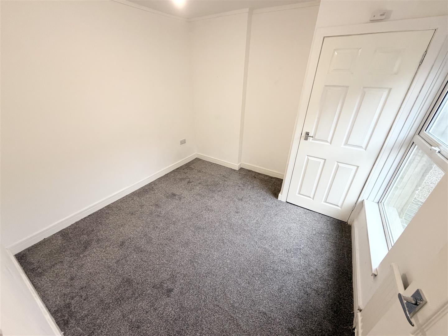 house - terraced for rent castle street