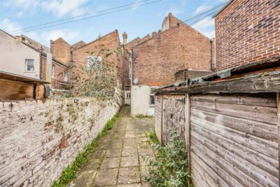 flat for sale victoria road north