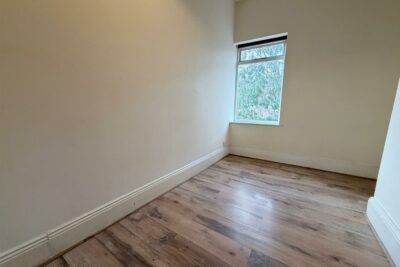 flat for rent victoria road north