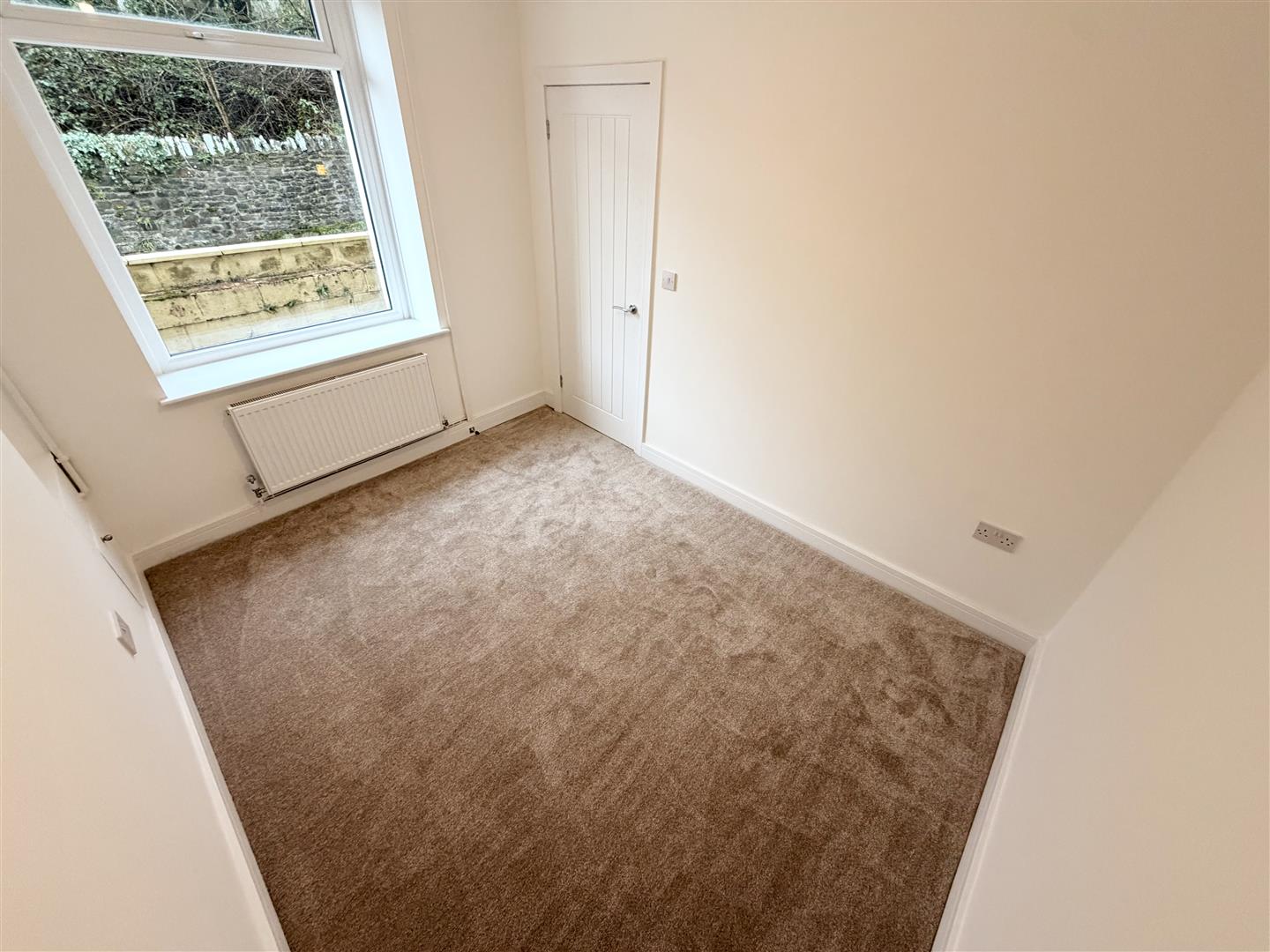 house - end terrace for rent shady road