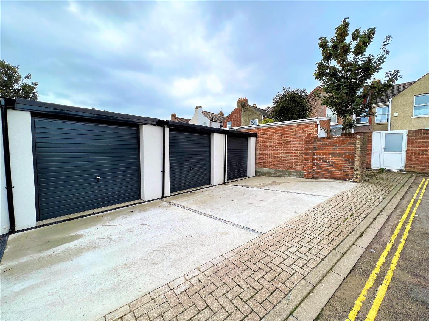 garage for sale brompton road
