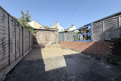 house - terraced for rent daulston road