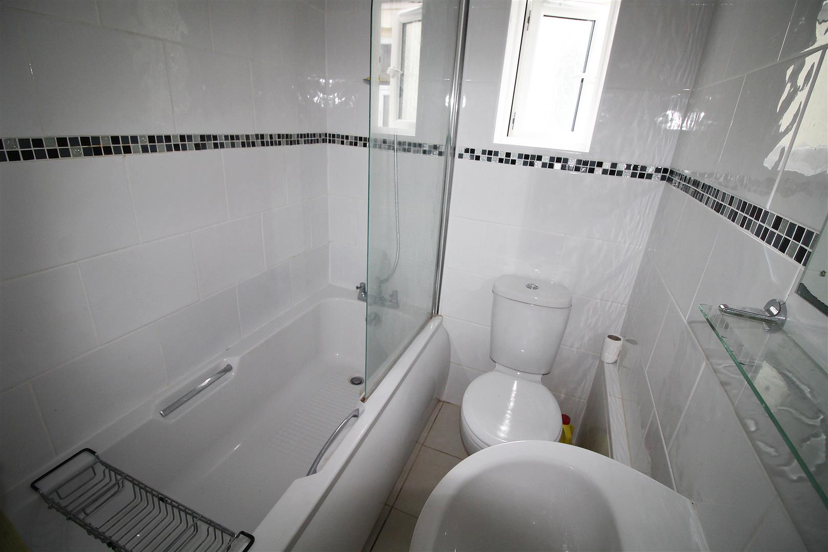 house - terraced for rent manners road